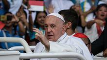 Paus Fransiskus bereaksi di dalam mobil saat tiba untuk memimpin misa di Stadion Gelora Bung Karno di Jakarta pada 5 September 2024. (ADITYA AJI/POOL /AFP)
