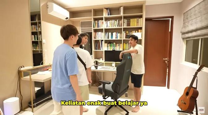 Sukses jadi YouTuber, ini potret rumah baru Jerome Polin. (Sumber: YouTube/Nihongo Mantapu)