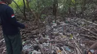 Sampah plastik menutup permukaan tanah tempat tumbuh bakau di Konservasi Mangrove, Baros, Bantul Yogyakarta Sabtu (9//9/2023). (Foto: Anugerah Ayu/Liputan6.com).