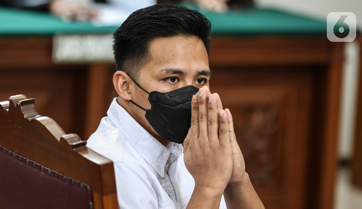 <p>Terdakwa kasus pembunuhan Brigadir Yosua, Richard Eliezer Pudihang Lumiu menjalani sidang pembacaan replik atau tanggapan Jaksa Penuntut Umum (JPU) di Pengadilan Negeri Jakarta Selatan, Senin (30/1/2023). Dalam sidang pleidoi, Rabu (25/01) di Pengadilan Negeri Jakarta Selatan, kasus pembunuhan Nofriansyah Yosua Hutabarat alias Brigadir J itu mencurahkan isi hati. (Liputan6.com/Johan Tallo)</p>