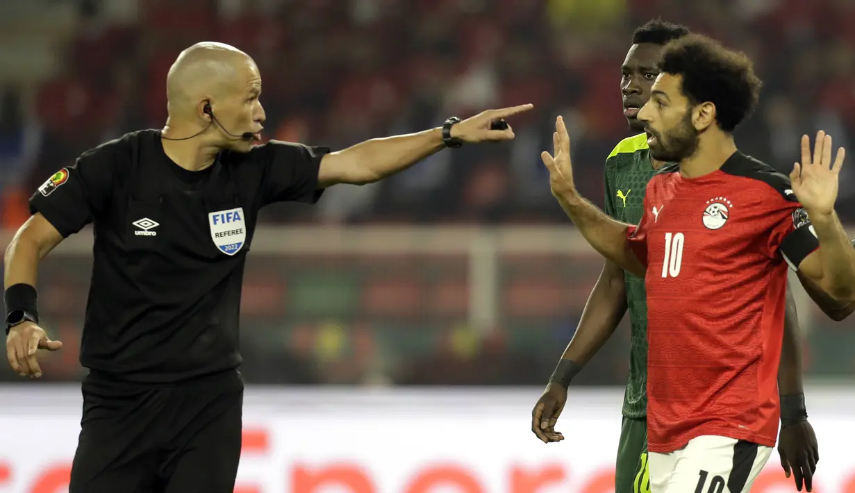 Striker Mesir, Mohamed Salah memprotes keputusan wasit Victor Gomes dalam laga final Piala Afrika 2021 menghadapi Senegal di Stade d'Olembe, Yaounde, Kamerun (6/2/2022). (AP/Sunday Alamba)