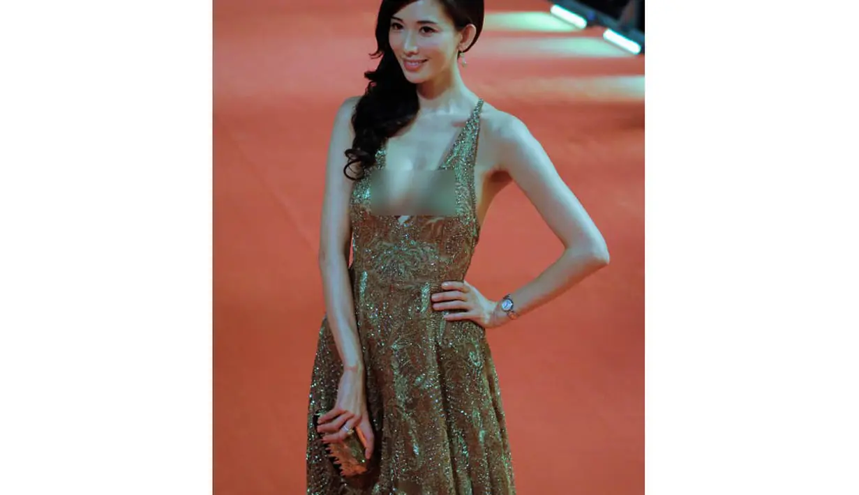 Lin Chi-ling, model dan aktris Taiwan saat berpose di red carpet Festival Film Internasional Shanghai di Cina, Sabtu (14/6/14). (AFP PHOTO)