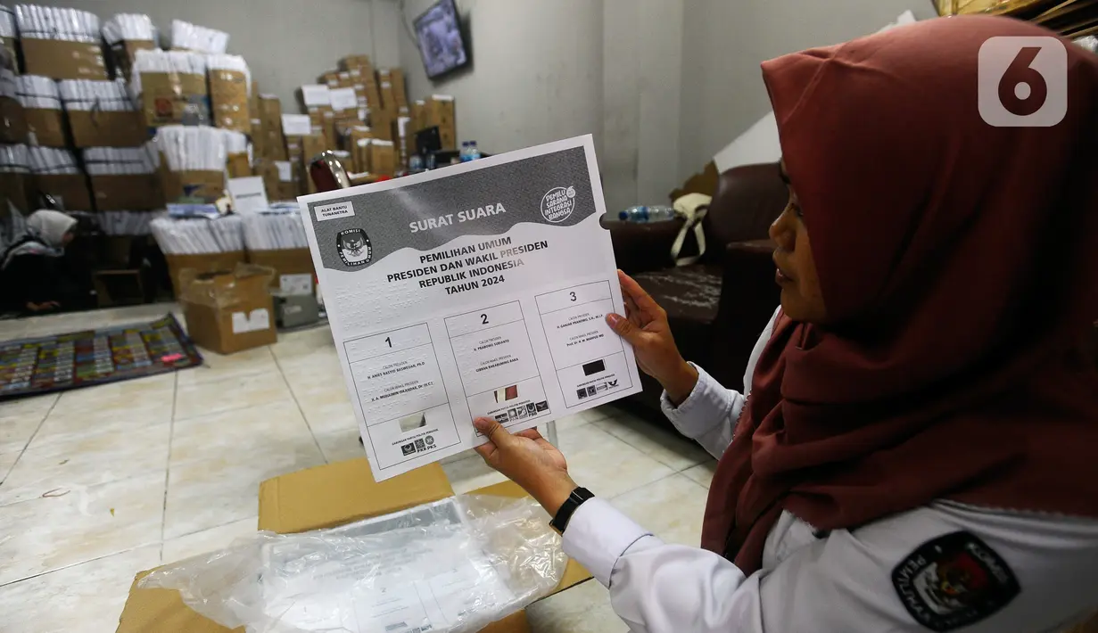 Alat bantu tunanetra adalah alat untuk memudahkan pemilih tunanetra dalam memilih presiden dan wakil presiden, anggota DPR, DPD, serta DPRD dalam Pemilu nanti. (merdeka.com/Arie Basuki)