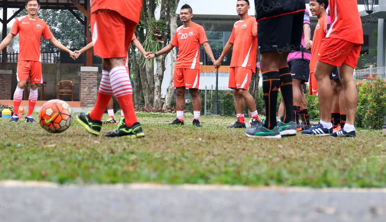 Para pemain Persija Jakarta menikmati latihan pagi di Bandung, Sabtu (16/7/2016). (Bola.com/Nicklas Hanoatubun)