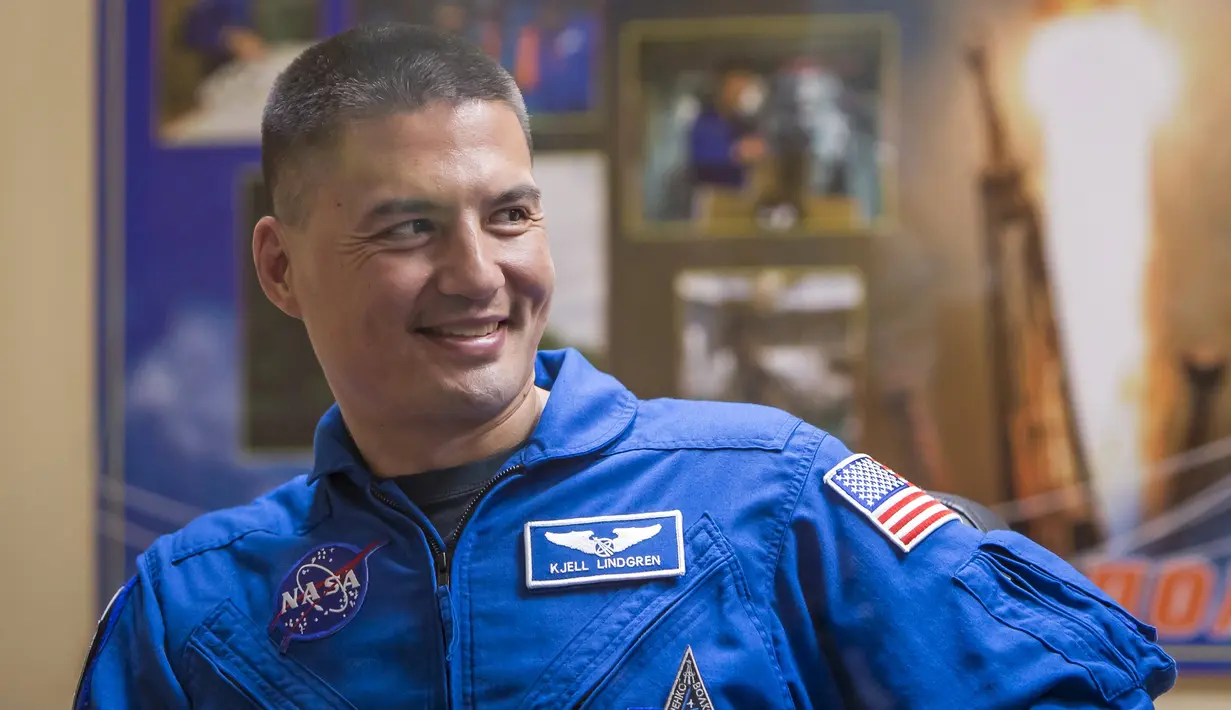 Kjell Lindgren, seorang astronot asal Amerika terlihat dari balik dinding kaca saat konferensi pers jelang misi keberangkatan ke luar angkasa di kosmodrom Baikonur, Kazakhstan, 21 Juli 2015. (REUTERS/Shamil Zhumatov)