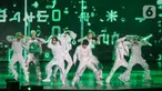 Boy group NCT 127 saat tampil menghibur penggemarnya di Indonesia Arena, Kompleks Gelora Bung Karno, Jakarta, Sabtu (13/1/2024). (Liputan6.com/Angga Yuniar)