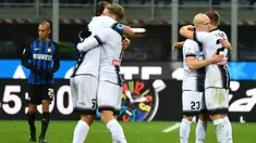 Para pemain Udinese merayakan kemenangan atas Inter Milan pada laga Serie A di Stadion Giuseppe Meazza, Milan, Sabtu (16/12/2017). Inter Milan takluk 1-3 dari Udinese. (AFP/Alberto Pizzoli)