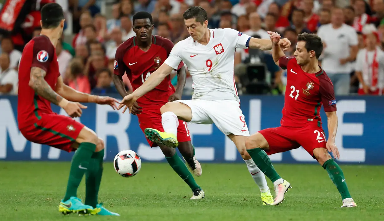 Penyerang Polandia, Robert Lewandoski (tengah) berusaha melewati para pemain Portugal pada perempat final Piala Eropa di Stade Velodrome, Perancis, (1/7). Portugal melaju ke Semifinal usai menang adu penalti dengan skor 5-3. (REUTERS / Yves Herman)