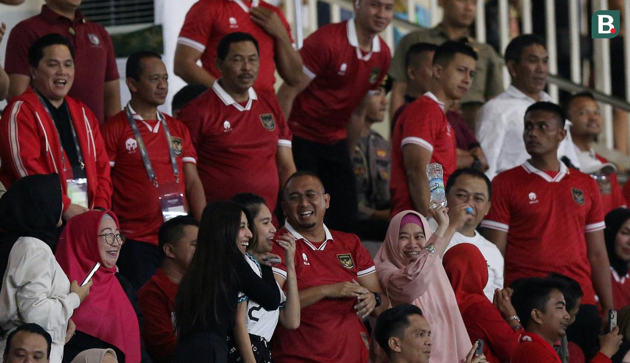 Azizah Salsha (tengah bawah), yang didampingi kedua orang tuanya Andre Rosiade dan Nurul Anastasya tak dapat menutupi rasa bahagia setelah suaminya, Pratama Arhan, setelah mencetak gol ke gawang Turkmenistan dalam pertandingan grup K Kualifikasi Piala Asia U-23 2024 yang berlangsung di Stadion Manahan, Solo, Selasa (12/9/2023). (Bola.com/Arief Bagus)