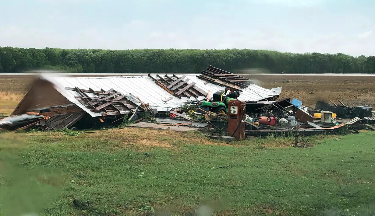 Rumah dan gudang rusak akibat  Tornado yang menghantam bagian Deep South, Minggu (12/4/2020). Di Mississippi sendiri terdapat 2.781 kasus Covid-19 dan 96 pasien meninggal. (Mike Evans/WLBT-TV, via AP)