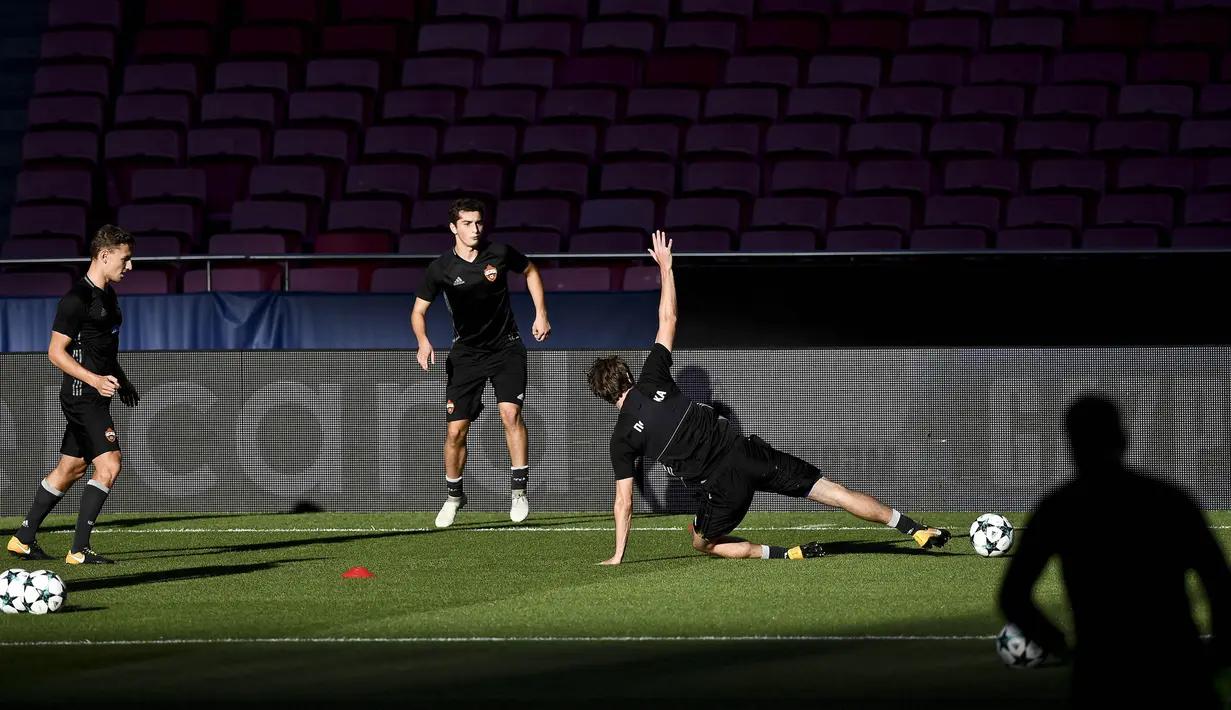 Para pemain CSKA Moscow saat mengikuti sesi latihan jelang laga Liga Champions di Stadion Luz, Lisbon, Senin (11/9/2017). CSKA Moscow akan berhadapan dengan Benfica. (AFP/Patricia De Melo Moreira)