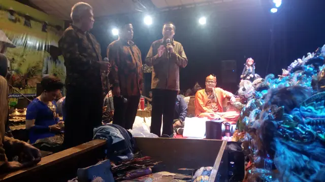 Dialog iinteraktif melalui gelaran wayang golek