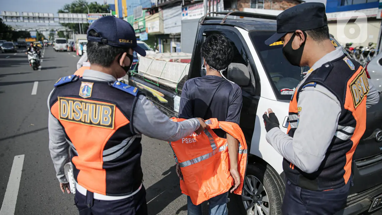 FOTO: Sanksi Sosial Bagi Pelanggar PSBB Jakarta