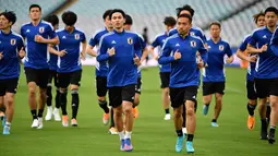 Para pemain Jepang melakukan pemanasan saat mengikuti sesi latihan di Stadium Australia di Sydney (23/3/2022). Jepang akan bertanding melawan Australia pada kualifikasi Grup B Piala Dunia Qatar 2022 zona Asia pada Kamis (24/3/2022) di Stadion Australia. (AFP/Saeed Khan)