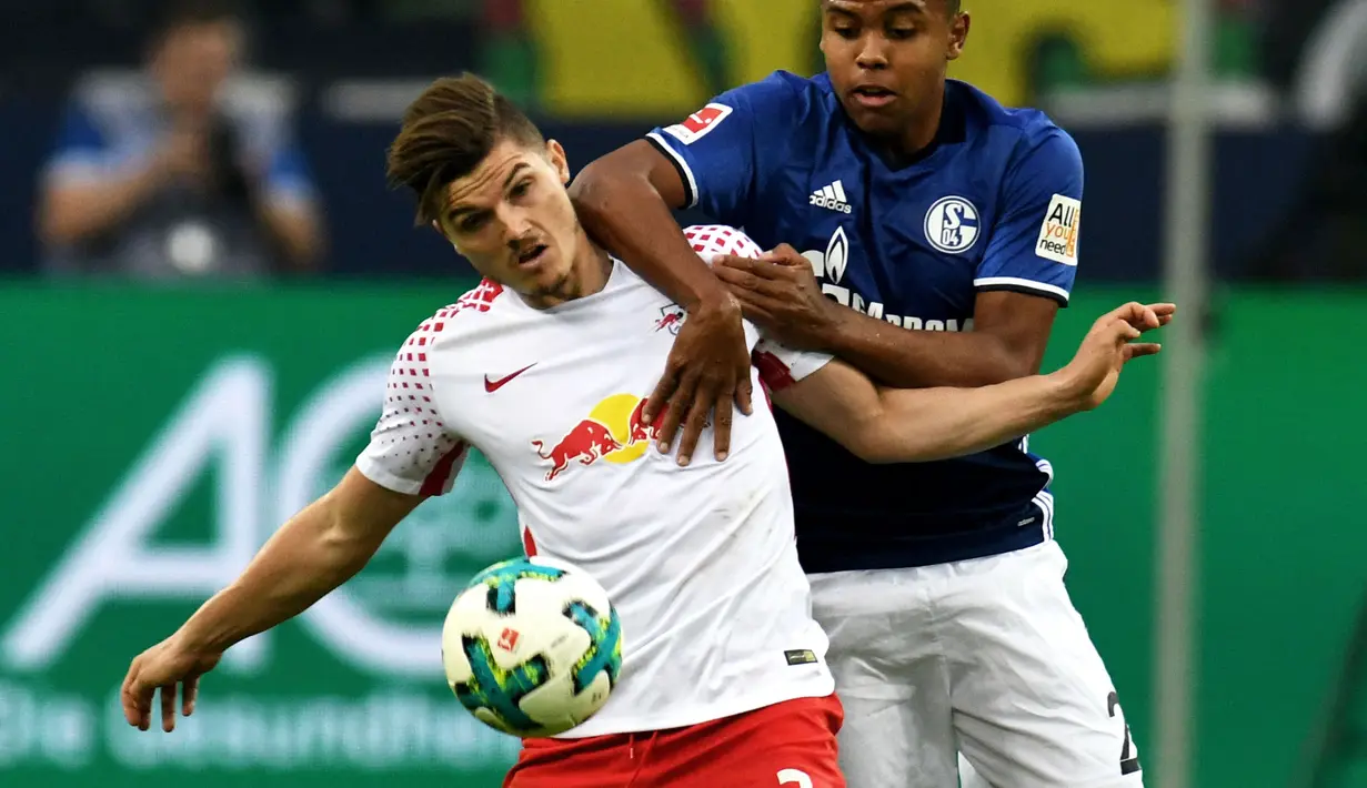 Pemain RB Leipzig, Marcel Sabitzer (kiri) berebut bola dengan pemain FC Schalke 04, Weston McKennie pada laga lanjutan Liga Jerman di Gelsenkirchen, Jerman, 19 Augustus 2017. Sabitzer melanjutkan petualangannya ke RB Leipzig di Liga Jerman pada musim 2015/2016. Ia merupakan salah satu pemain yang berjasa membawa RB Leipzig promosi ke Bundesliga pada musim debutnya. (AFP/Patrik Stollarz)