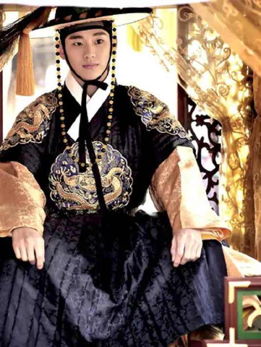 Sudah tak perlu diragukan lagi ketampanan Kim Soo Hyun. Ia terlihat begitu tampan saat mengenakan hanbok di drama The Moon Embracing the Sun. (Foto: soompi.com)