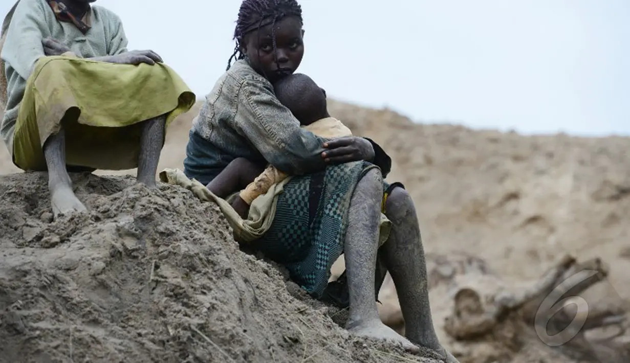 Seperti lirik Iwan Fals yang berbunyi Anak sekecil itu tak sempat nikmati waktu. Dipaksa pecahkan karang, lemah jarimu terkapar  (AFP PHOTO / ISSOUF SANOGO)