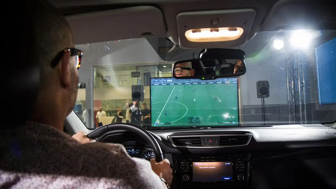Nissan Qashqai Ini DIubah Jadi Konsol Game PES