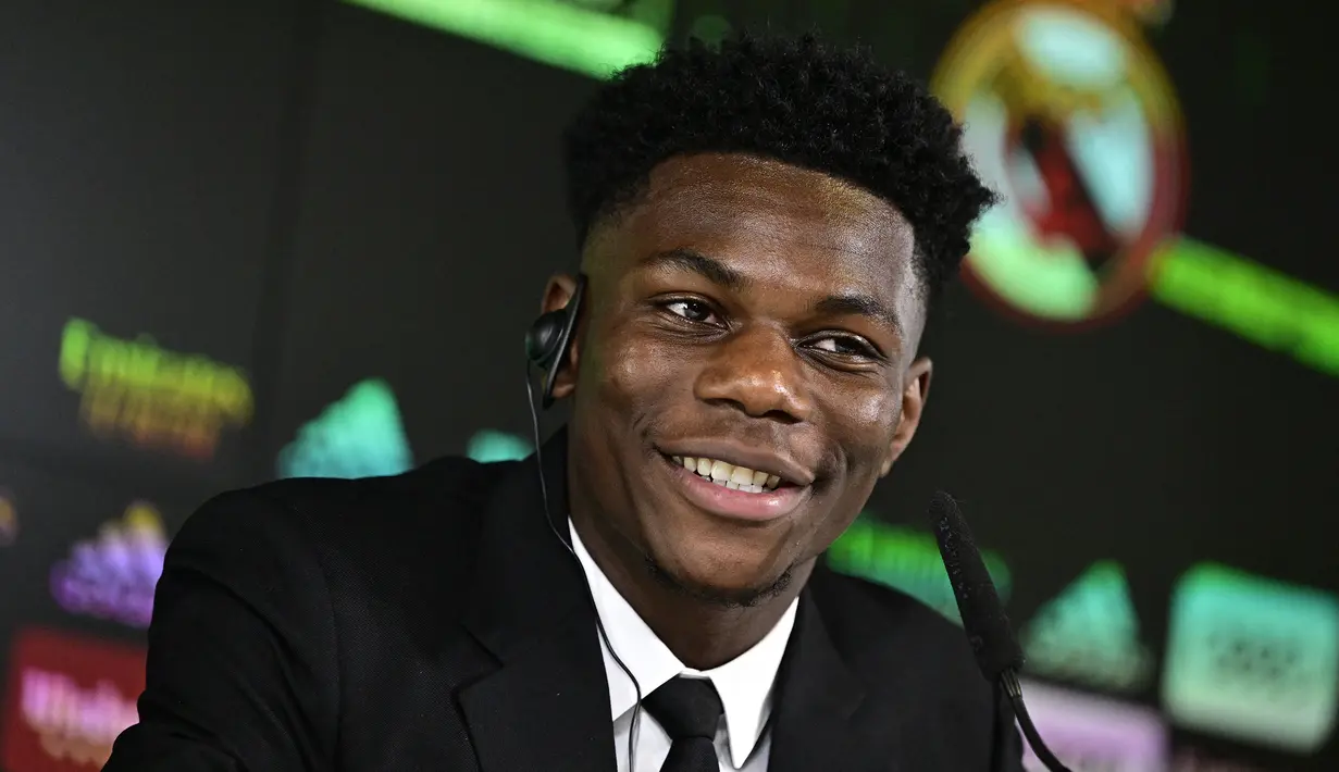 Aurelien Tchouameni. Gelandang Prancis berusia 22 tahun ini menjadi pemain muda terbaru yang didatangkan Real Madrid dari AS Monaco menjelang musim 2022/2023 bergulir. Ia ditebus dengan mahar senilai 80 juta euro atau setara Rp1,2 triliun untuk meregenerasi lini tengah Los Blancos. Selama 2,5 musim bersama AS Monaco ia total tampil dalam 94 laga di semua ajang dengan torehan 8 gol dan 7 assist. (AFP/Javier Soriano)