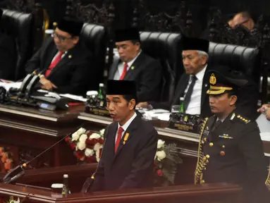 Presiden Joko Widodo saat membacakan pidato tentang Rancangan Anggaran Pendapatan Belanja Negara (RAPBN) 2016 dan Nota Keuangan di depan Sidang Paripurna anggota DPR dan DPD di Komplek Parlemen, Senayan, Jakarta, Jumat (14/8). (Liputan6.com/Johan Tallo)