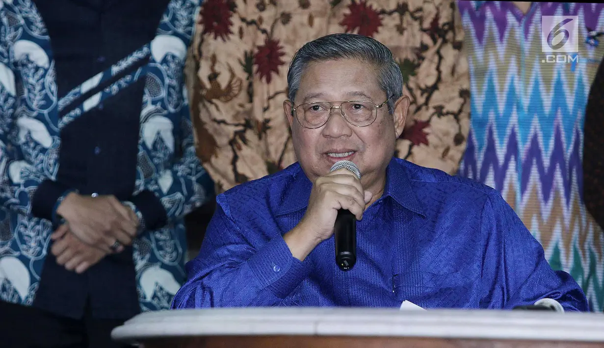 Ketua Umum Partai Demokrat Susilo Bambang Yudhoyono ketika memberikan keterangan pers di kediamannya di Cikeas, Bogor, Kamis (27/7). Pertemuan komunikasi dan kerja sama sepakat tidak membentuk koalisi untuk saat ini. (Liputan6.com/Herman Zakharia)