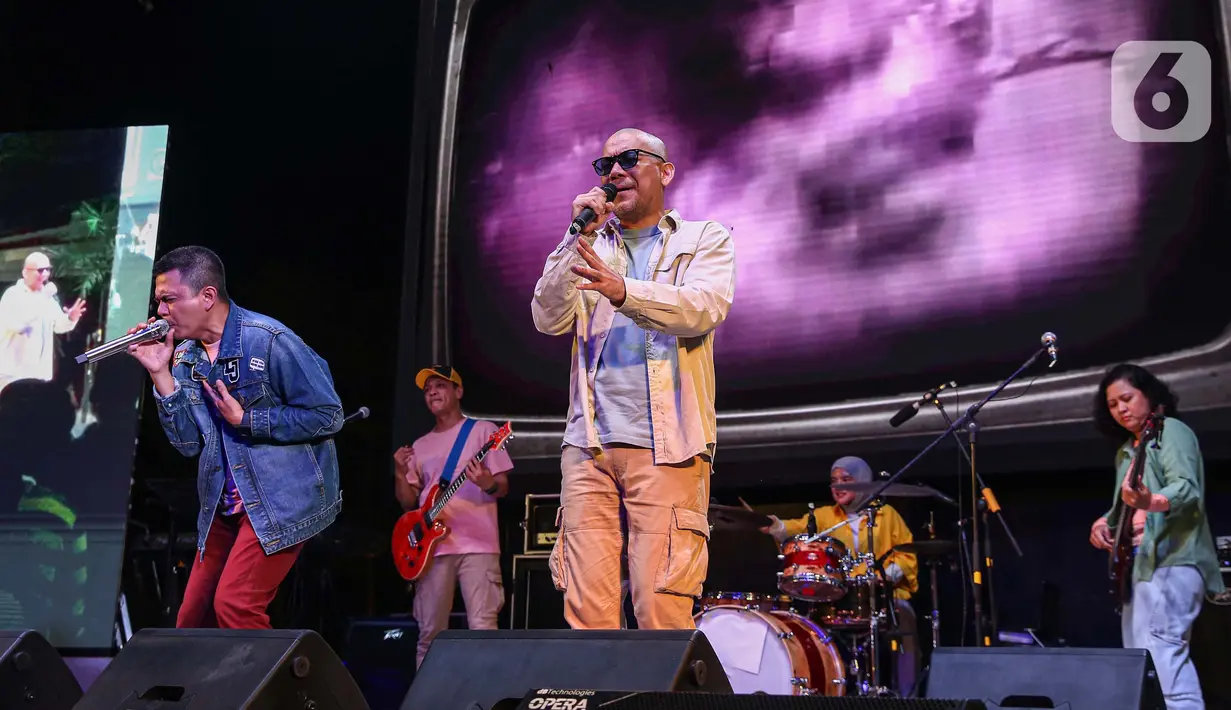 Base Jam jadi salah satu band yang paling ditunggu di hari kedua gelaran All You Can Hear Gigs, event yang digagas musisi Ferdy Tahier di Ashtana Kemang, Jakarta. (Liputan6.com/Angga Yuniar)
