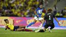 Penjaga gawang Kolombia Catalina Perez (kanan) dan berebut bola dengan pemain Brasil Debinha (tengah) pada pertandingan final sepak bola Copa America putri di Bucaramanga, Kolombia, 30 Juli 2022. Brasil menang 1-0. (AP Photo/Dolores Ochoa)