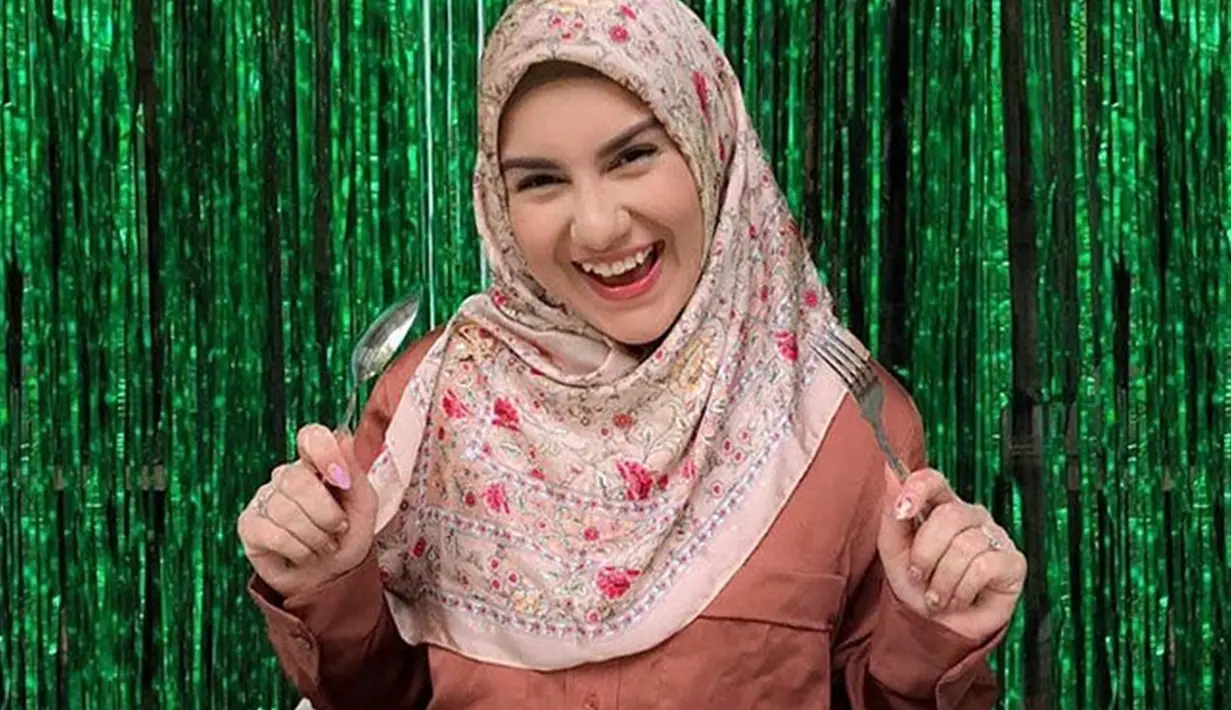 Aktris berusia 27 tahun ini memang sering unggah beragam momen dengan ekspresi tersenyum lepas. Ia tampak sumringah saat hendak menyantap makanannya. Cantiknya Irish Bella ketika tersenyum ini curi perhatian. (Liputan6.com/IG/_irishbella_)