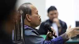 Sutan Bhatoegana memberikan penjelasan saat menjalani sidang kasus korupsi di Kementerian ESDM, Pengadilan Tipikor, Jakarta, Senin (27/4/2015).  Sidang sempat memanas lantaran teriakan Sutan dan Hakim Artha saat persidangan. (Liputan6.com/Helmi Afandi)