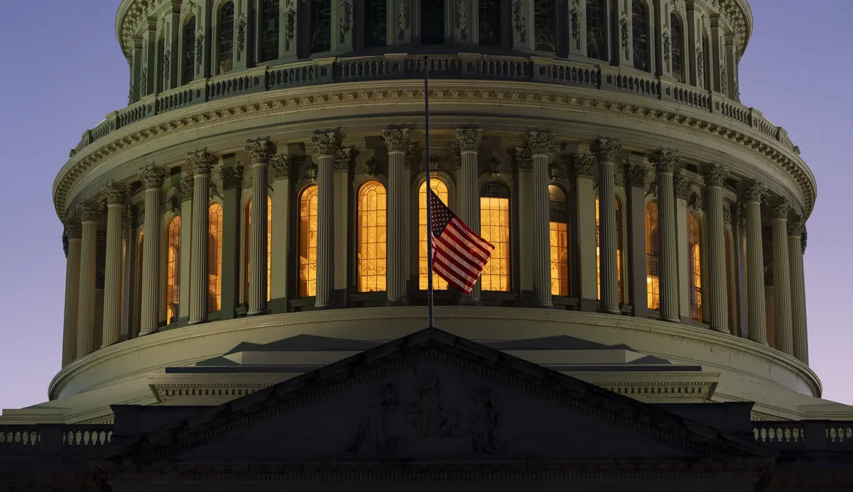 Bendera Amerika berkibar setengah tiang di atas US Capitol, setelah Ratu Elizabeth II meninggal dunia, di Capitol Hill, Washington, Kamis (8/9/2022). Ratu Elizabeth merupakan penguasa terlama di Inggris dan pemimpin tertua di dunia. (AP Photo/Jacquelyn Martin)