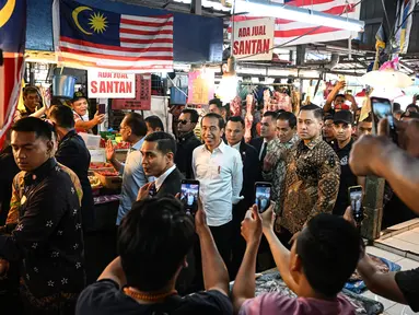 Presiden Indonesia Joko Widodo (tengah) didampingi Perdana Menteri Malaysia Anwar Ibrahim saat mengunjungi pasar basah Chow Kit yang populer di Kuala Lumpur pada 8 Juni 2023.
Mohd Rasfan / AFP