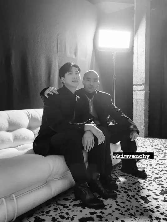 Ia pun mengambil potret bersama Kim Youngjin selaku fashion stylist & Director yang juga mengenakan setelan hitam. (@rkive)