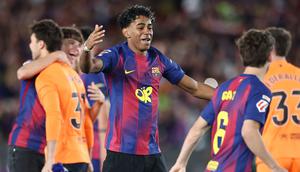 Pertemuan tersebut kemudian ramai diperbincangkan di internet selain keberhasilan Barcelona mengunci gelar Liga Spanyol setelah menang 2-0 atas Real Madrid. Momen itu disebut-sebut sebagai pertemuan dua ikon Gen Z. (AFP/Josep Lago)