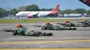 Sejumlah personel TNI AU bersiap melakukan tembakan saat latihan serangan pesawat di Lanud Sultan Iskandar Muda, Blang Bintang, Provinsi Aceh, Kamis (19/2/2020). (CHAIDEER MAHYUDDIN/AFP)