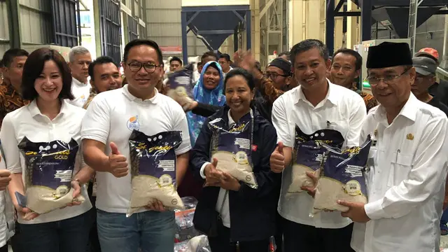 Menteri BUMN Rini Soemarno juga meresmikan pengoperasian dua pusat pengolahan gabah dan beras (Rice Milling Unit/RMU) di Kabupaten Ciamis. (Foto Kementerian BUMN)