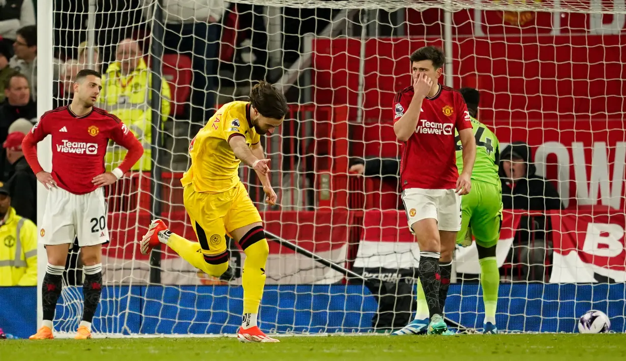 Usai turun minum, Manchester United kembali tertinggal setelah Brereton Diaz mencetak gol untuk Sheffield United pad menit ke-50. (AP Photo/Dave Thompson)
