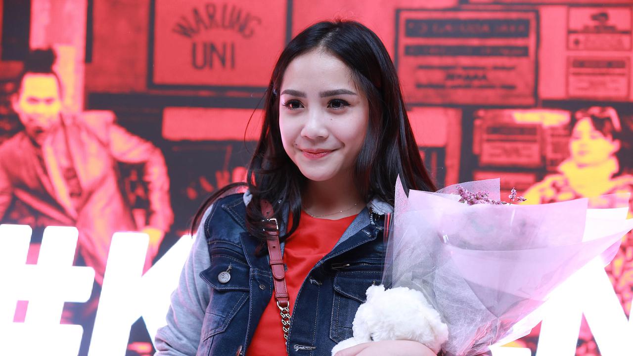 Berwajah Sedih Gendong Anak, Ada Apa dengan Nagita Slavina?