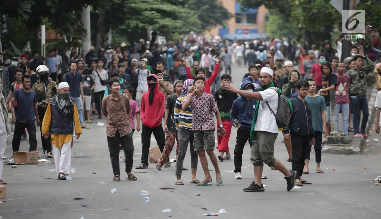 Sejumlah massa terlibat bentrok dengan polisi di kawasan Petamburan, Jakarta Barat, Rabu (22/5/2019). Kapolres Metro Jakarta Barat Kombes Hengki Haryadi menduga kuat massa aksi yang diamankan bukan merupakan warga Jakarta. (Liputan6.com/Faizal Fanani)