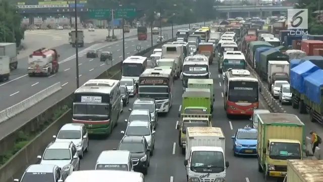 VIDEO: Jelang Libur Panjang Ruas Tol Jakarta-Cikampek Mulai Macet