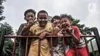 Anak-anak berpose untuk difoto saat bermain di Ruang Publik Terpadu Ramah Anak (RPTRA) Rawa Jaya, Kelurahan Pondok Kopi, Duren Sawit, Jakarta Timur, Senin (6/6/2022). RPTRA masih menjadi tempat favorit anak-anak Ibu Kota untuk bermain serta ruang interaksi usai pulang sekolah. (merdeka.com/Iqbal S. Nugroho)