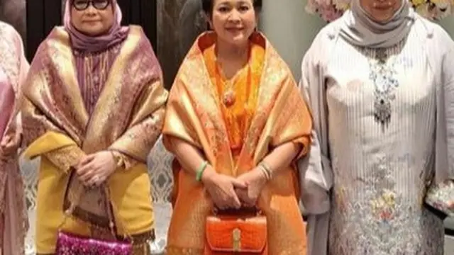 Gaya Titiek Soeharto Saat Hadir di Pernikahan Putri Kerajaan Pahang Malaysia. [@titieksoeharto]