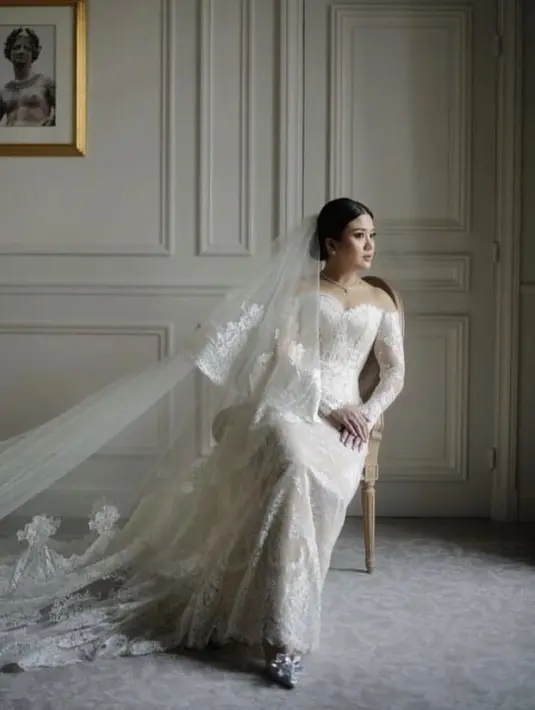 Valencia Tanoe resmi menikah dengan Kevin Sanjaya pada bulan Maret lalu di Paris. Ia pun tampil elegan dengan gaun putih lace dan veilnya. @valenciatanoe