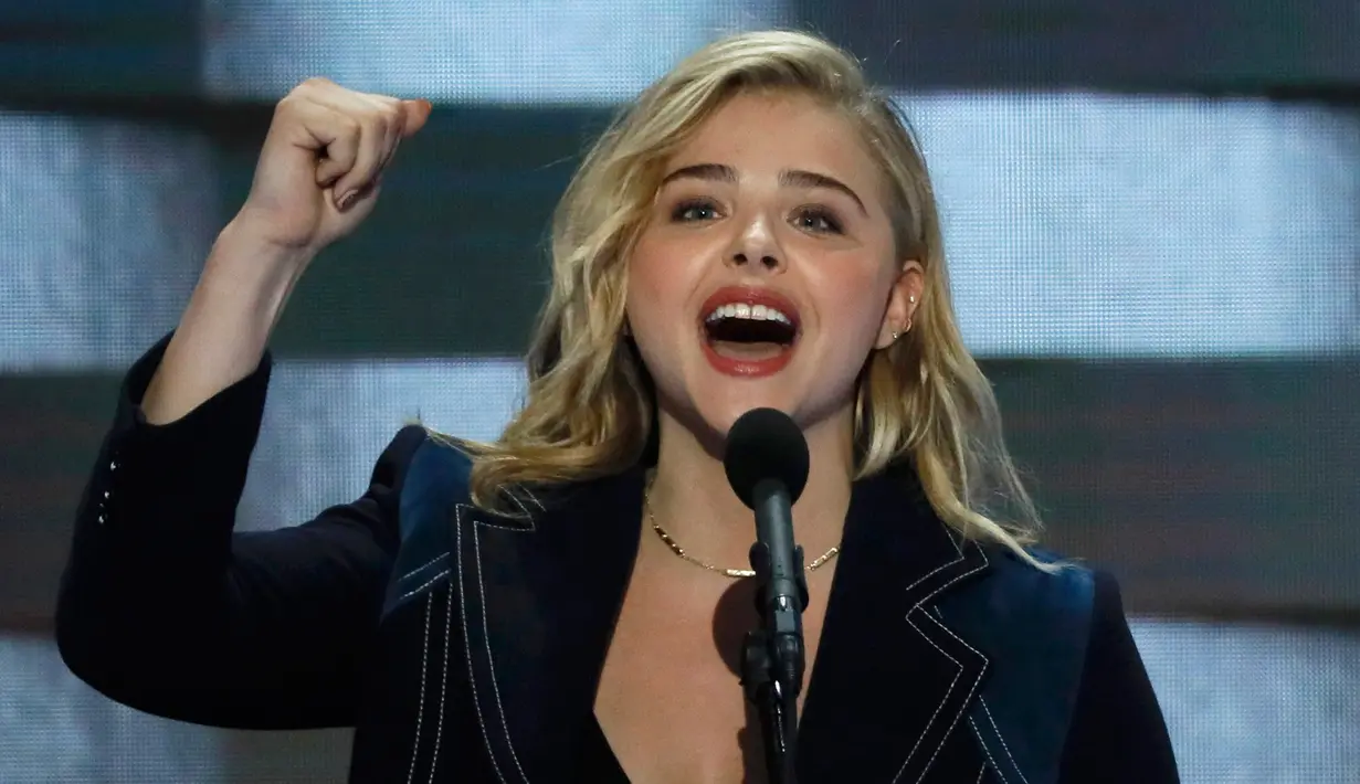 Kekasih putra David Beckham, Chloe Grace Moretz  terlihat bersemangat saat berpidato di Konvensi Nasional Partai Demokrat di Wells Fargo Center, Philadelphia, Pennsylvania, AS (28/7). (REUTERS/Mike Segar)