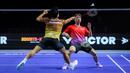 Pebulu tangkis tunggal putra Indonesia, Anthony Ginting (kiri) dari tim Hurricanes berduel di depan net dengan pebulu tangkis Jepang, Kodai Naraoka dari tim Rockets dalam laga tunggal putra Badminton XL 2025 di Istora Senayan, Jakarta, Minggu (05/10/2025). (Bola.com/Bagaskara Lazuardi)
