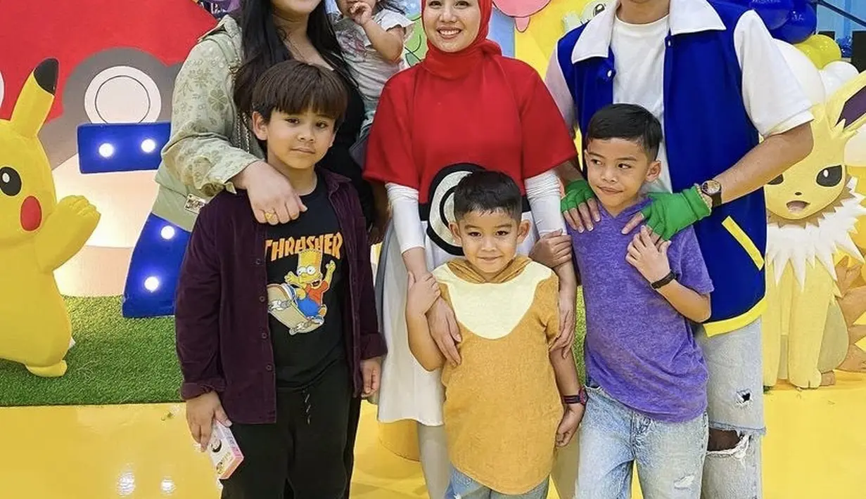 Eriska Rein tampil mengenakan atasan kemeja hijau bermotif sambil membawa tas warna serasi dengan baju. Dipadukan celana hitamnya. [@eriskarein]