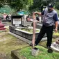 Pengurus makam saat hendak memasang kembali kayu penanda yang sudah sedikit terbakar. (Foto : Liputan6.com/KRjogja.com/Harminanto)