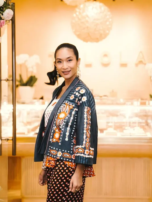 Di usianya yang genap 42 tahun, pesona Happy Salma pun makin terpancar meski tak banyak wara-wiri di layar kaca. (FOTO: instagram.com/happysalma)