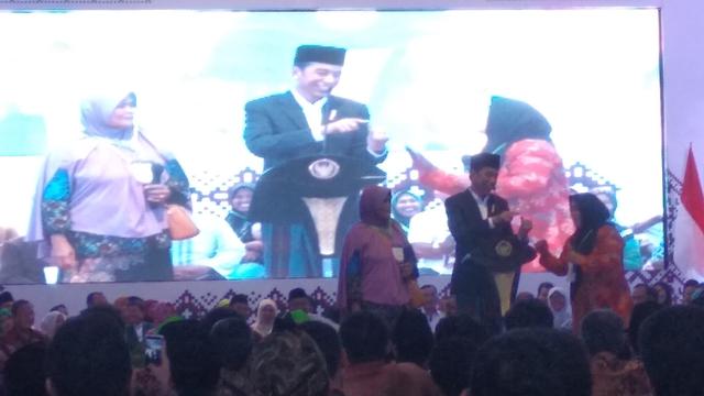 Presiden Joko Widodo (Jokowi), menyambangi Pondok Pesantren Miftahul Huda, di Kecamatan Manonjaya, Tasikmalaya, Jawa Barat. Dok Merdeka.com/Wilfridus Setu Umbu