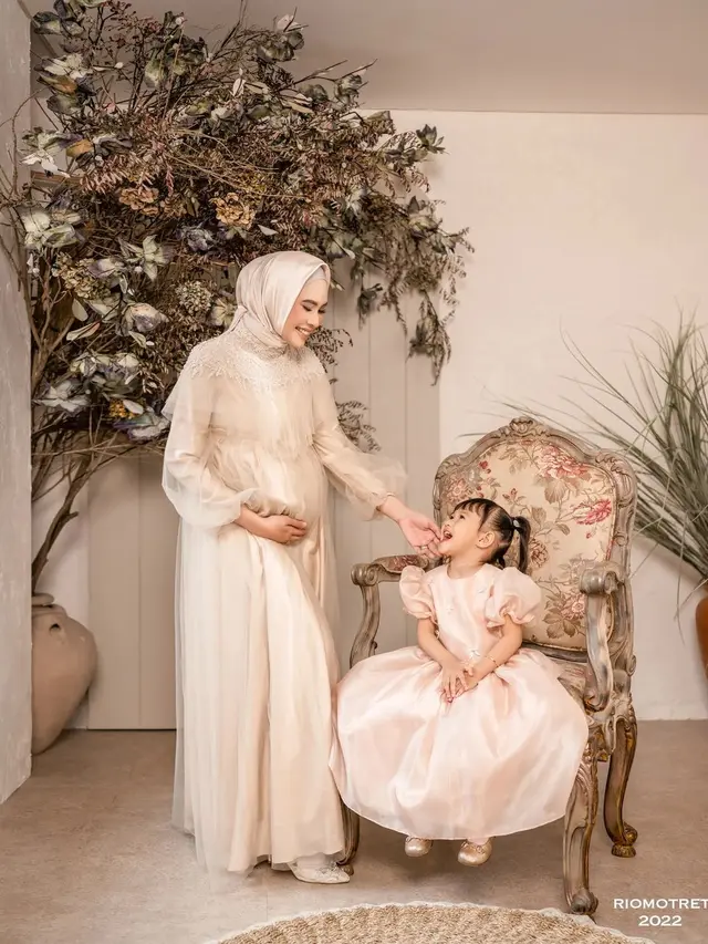Hamil Anak Kedua, Ini 7 Maternity Shoot Kartika Putri yang Menawan