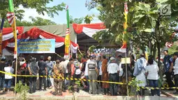 Sejumlah warga menunggu untuk menggunakan hak pilih di TPS 6 Kelurahan Panggung Lor,  Kota Semarang,  Rabu (17/4). TPS tersebut mengangkat tema trail trabas agar menghibur warga dengan aksi balapan saat melakukan hak pilih di pemilu 2019. (Liputan6.com/Gholib)